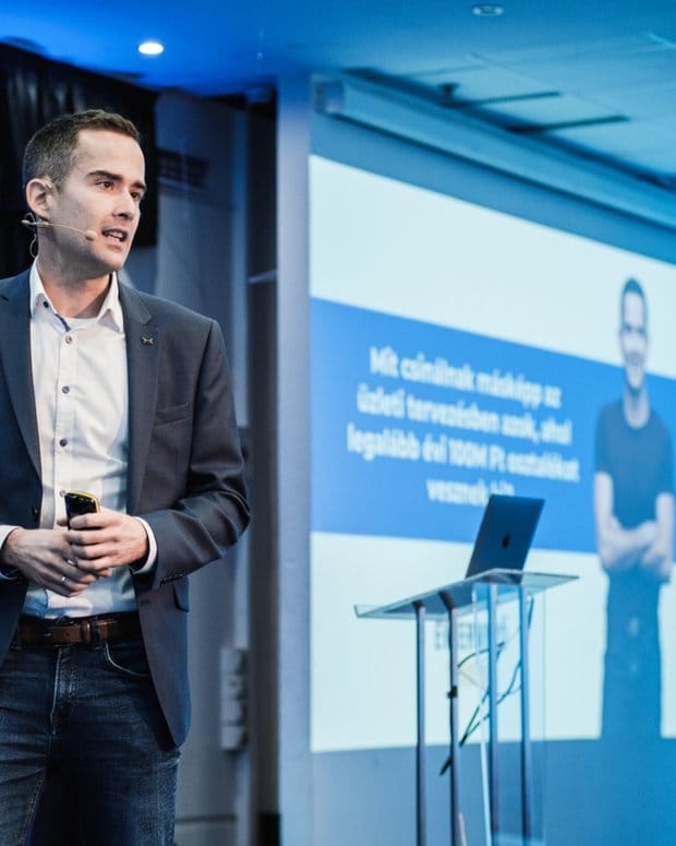 Domán Zsolt előadás közben egy DO! marketing rendezvényen