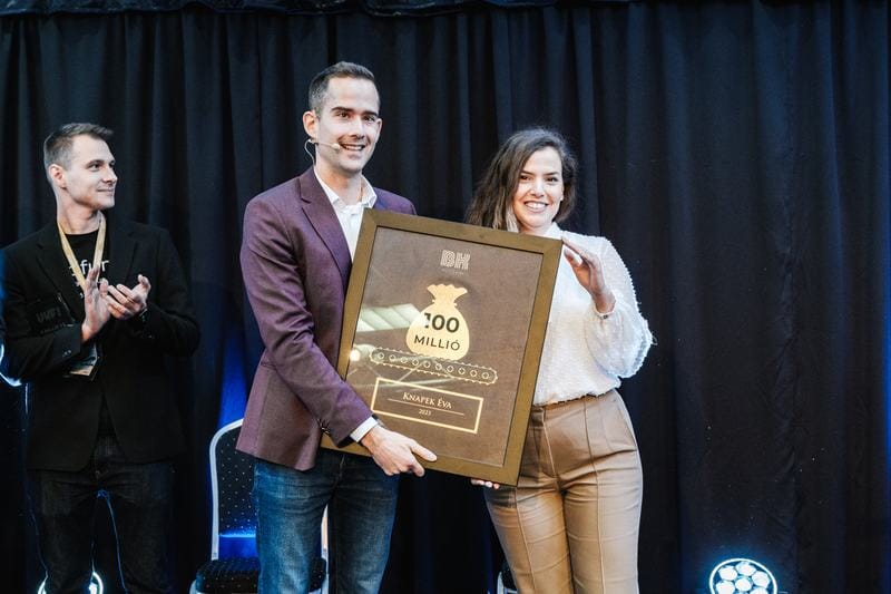 Zsolt átadja a 100 milliós Milliók futószalagon díjat a színpadon